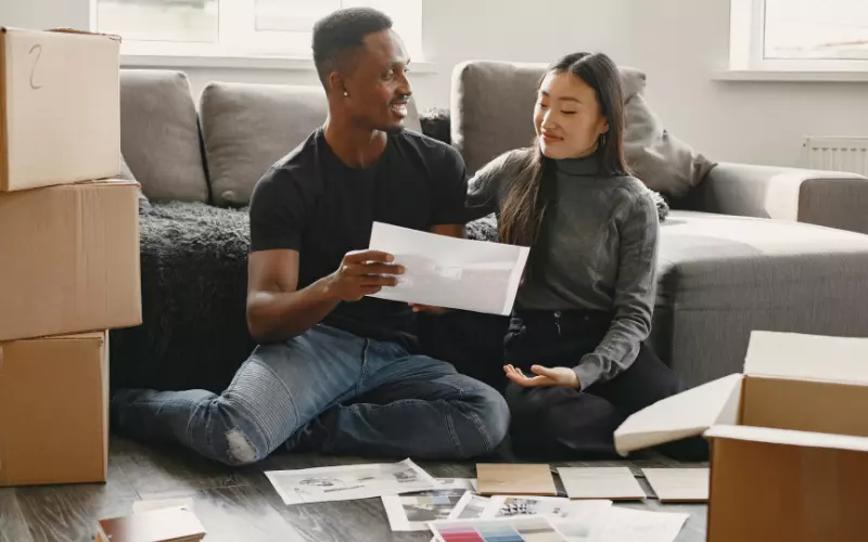 Pareja feliz por una reforma en su hogar.