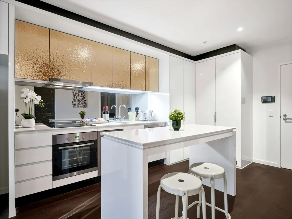 unir cocina y salón pisos con techo bajo
