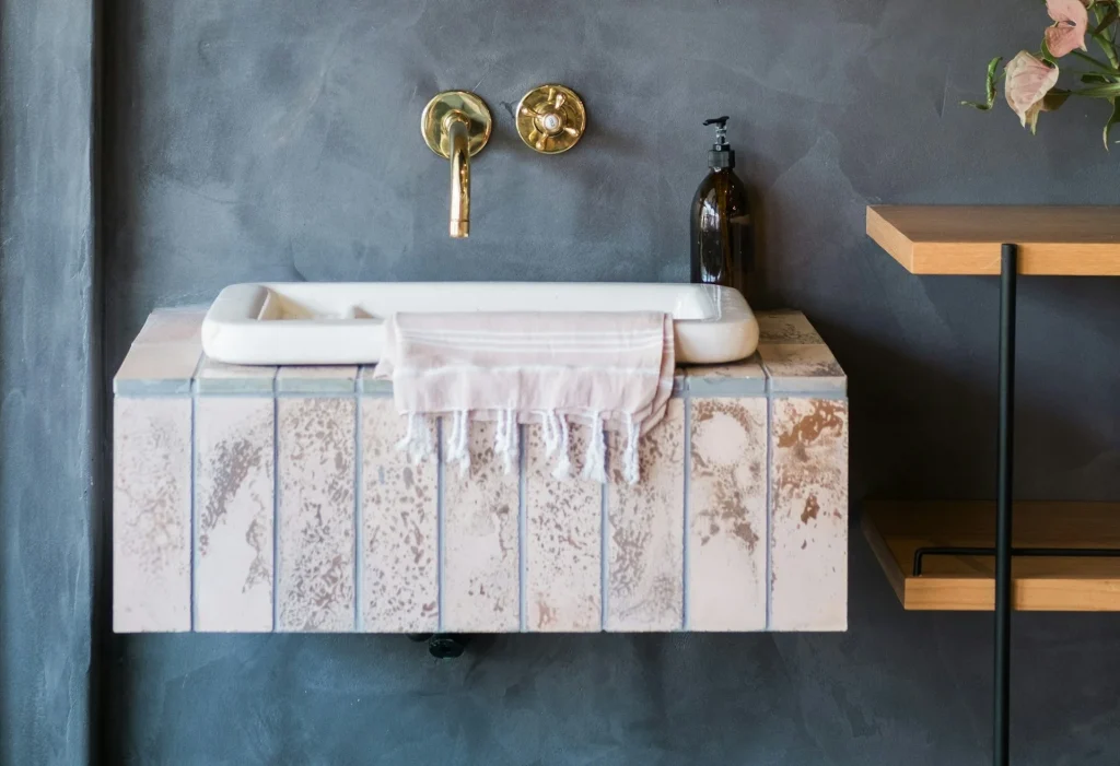 Tendencias en reformas de baño en 2024: accesorios metálicos