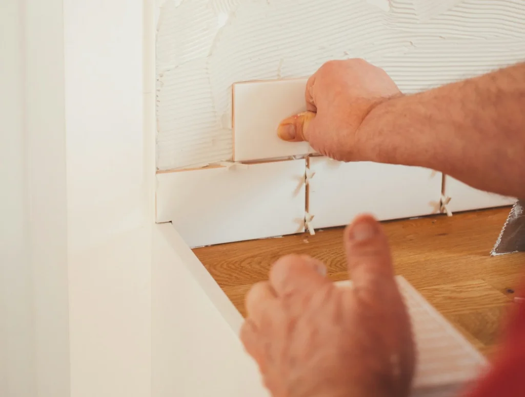 Proceso paso a paso para alicatar una cocina con obra
