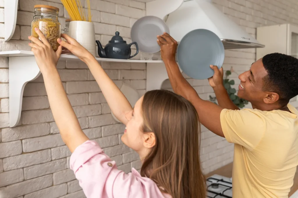 reformar la cocina sin obras: añadir estanterías abiertas