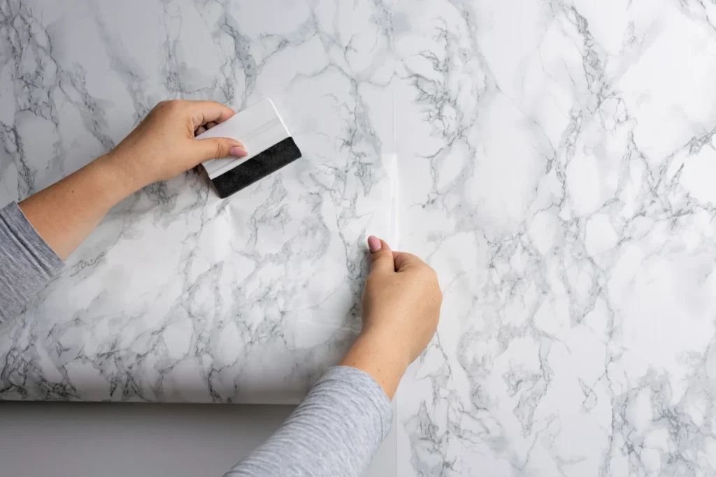 reformar un baño sin obras: revestimientos adhesivos