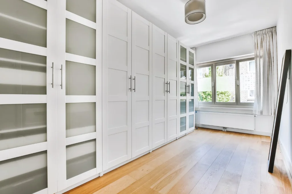 Cambiar las puertas de un armario empotrado: materiales y acabados