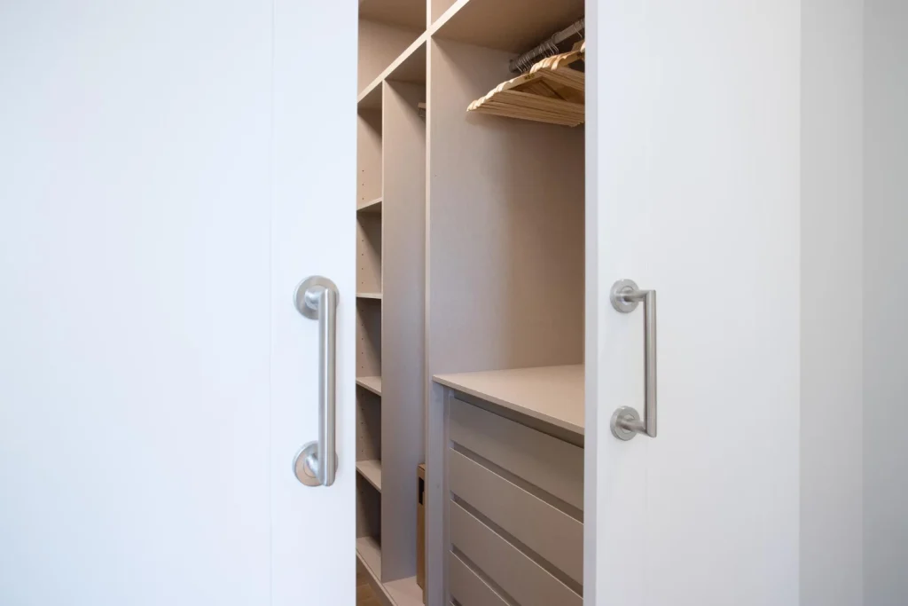 Cambiar las puertas de un armario empotrado: tipos de puertas