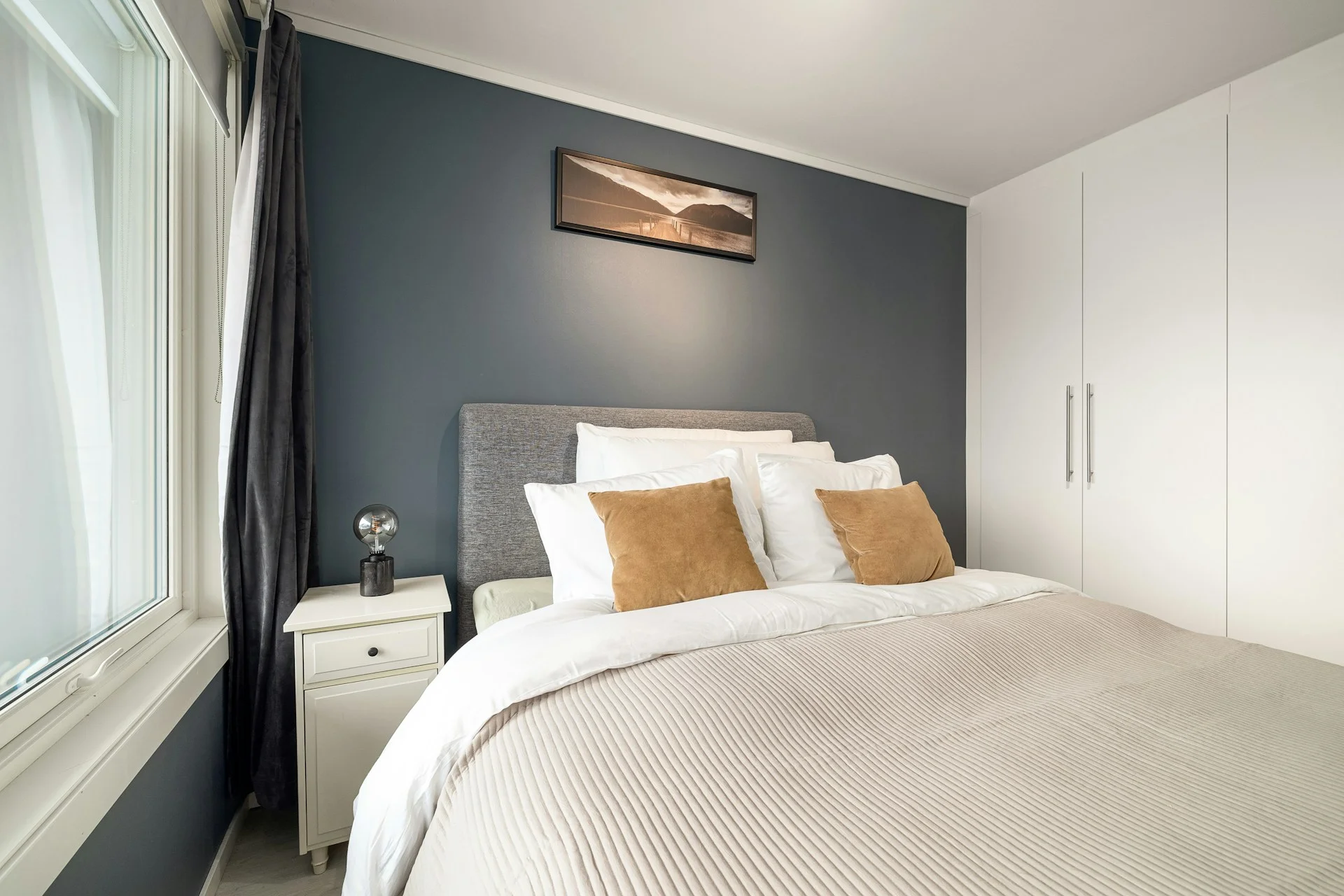 decorar una habitación matrimonial, colores oscuros en tendencia